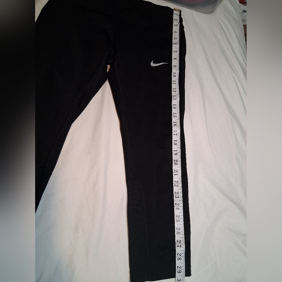 EUC - NIKE - Dri Fit Capri Cropped Black Yoga Workout Leggings - Women Medium - Picture 14 of 14